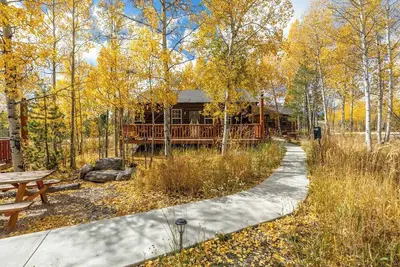 Image de Aspen Leaf Lodges is back with 4 newly renovated cabins