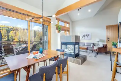Image de Ski In/Out/LIfts 1&10 steps awayTRUE 2br/2ba+Loft+Attached Heated Garage+Balcony