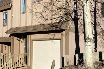 Image de Sleeps 8! 2 Bedrooms/2 Full Baths, Garage & Fully Remodeled! Close to the hill.