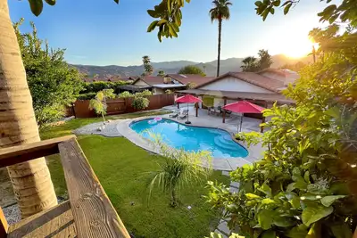 Image de 4 bedroom/3 full bath pet friendly modern house.