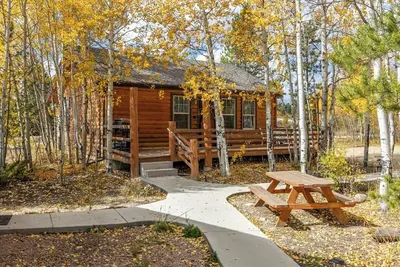 Image de Aspen Leaf Lodges is back with 4 newly renovated cabins