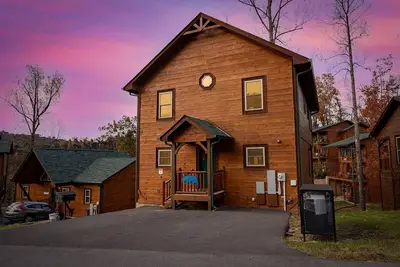 Image de 2 Miles to G-burg strip, Sleeps 16, Hot Tub, Movie Room, Arcade, Pool Table
