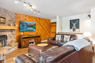 Image de Classic ski condo with hot tub, pool, high-speed WiFi & fireplace