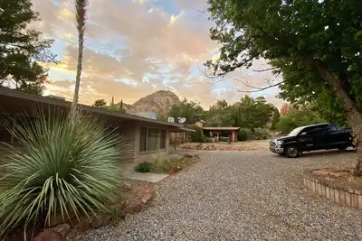 Image de Less than 5 houses from some of the Best trails in Sedona! !