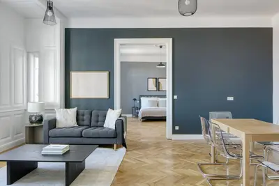 Image de Modern Josefstadt 2br w/ Elevator, near Volksgarten + U2, by Blueground