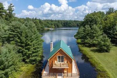 Image de Catskills Over Water Bungalow on Lake Albanese!