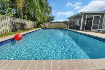 Image de Great house with heated pool, full kitchen, and enclosed yard! !