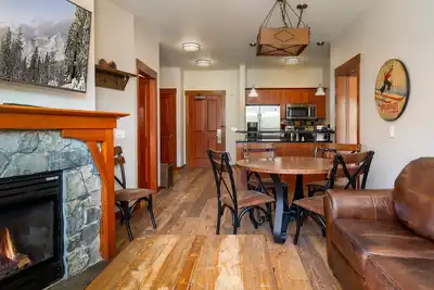 Image de Village at Palisades Tahoe Condo #6, in Building 5, Ski In/Out, with Mountain View! !
