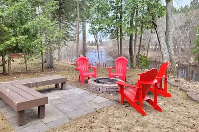 Image de Burnt RIver · Whispering Pines Riverside Retreat