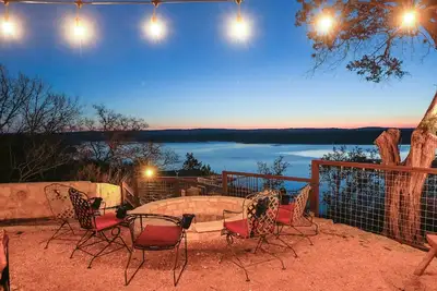 Image de Lake Travis Lakefront Oasis, 3 Private Cabins, Hot Tub, Huge Private Boat Dock