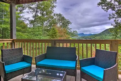 Image de Serene Escape w/ Mountain Views, Near Dtwn!