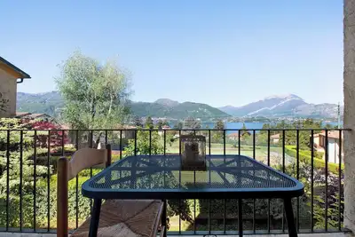 Appartement Residence I Prati di Giussana vue lac et montagnes, piscine, jardin, terrasse et Wi-Fi