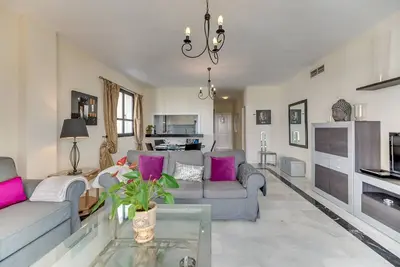 Image de Appartement 'Puerto Banus2 Beachfront and Pools' avec piscine partagée, Wi-Fi et climatisation