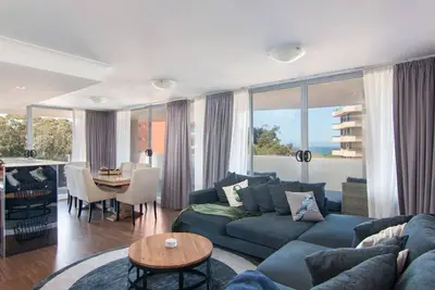 Image de Shores 501. Located on 5th floor and central to two beaches, local shops and restaurants.