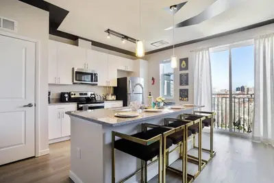 Image de Lux Penthouse 1br 1ba w/ Panoramic Views Free Parking & Wifi