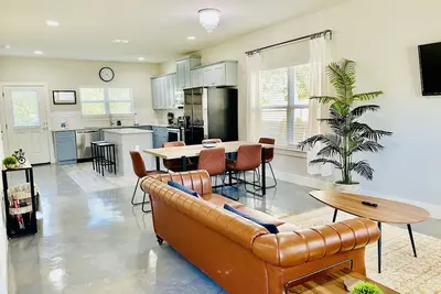 Image de ✨ Ideal Downtown Location - Serene Space for 6 Guests ✨