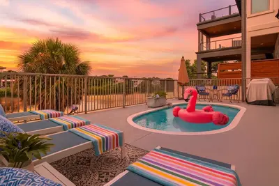 Image de Sunsets + Lake + Pool + Resort Hot Tub