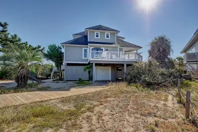 Image de Bald Head Island. Oceanfront 2nd Row. 4 bedrooms. 3. 5 baths. Bhi Club access.