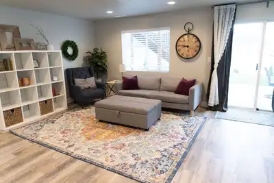 Image de Gorgeous basement apt. in a great location!