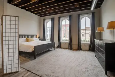 Image de The Loft: Industrial style, second floor, downtown studio apartment