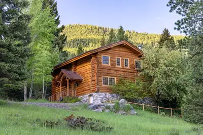 Image de Private and spacious mountain retreat w\/views, privacy, hot tub, & guest house!