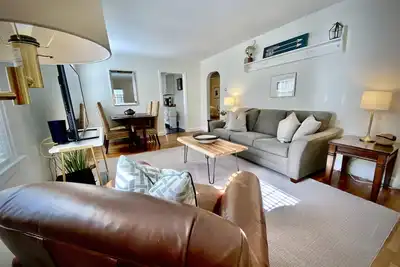 Image de Super Cozy 2 Bedroom Home w\/Large Yard, Fire Pit, Walk to Spring Lake Beach