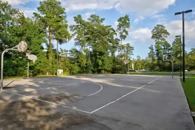 Image de Woodlands Modern Cottage w\/Private Patio & Bbq Pit
