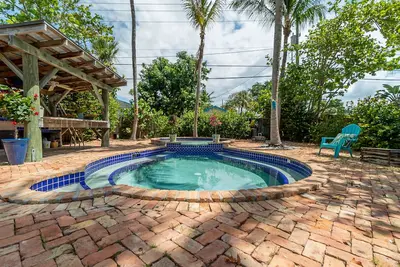 Image de End Of Year Deals: Tropical Tranquility Near Beach, Dining & Downtown Delights