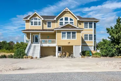 Image de Destination-Obx Soundfront, 8 bdrm, 10 bth, elavator, pool, hot tub, game room