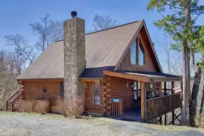 Image de New! Updated Family Log Cabin+Hot Tub+Pool Table!
