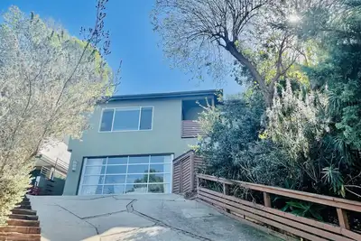 Image de Panoramic mountain view mid century cottage