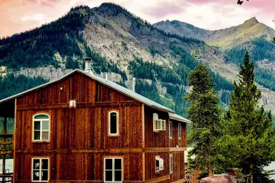 Image de Luxury Yellowstone Chalet - Mountain Views with Sauna!