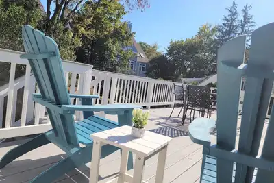 Image de Serene upstairs apt. Walk to town, train, & beach ferry!