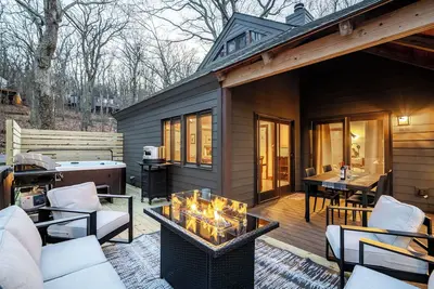 Image de Modern Luxe Treetop Retreat-Hot Tub, Gas Fire Pit, Steps to Ski! Guest Favorite!