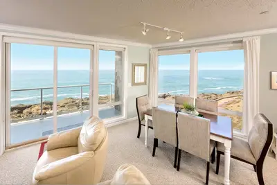 Image de Oceanfront, Whale Watching, Pool | Captains Choice