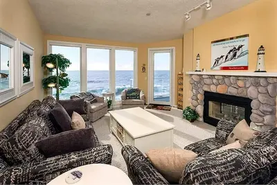 Image de Oceanfront, Whale Watching, Pool | Suite Dreams