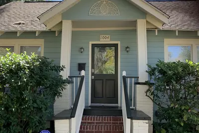 Image de Cozy Cottage in the Heart of Historic District!