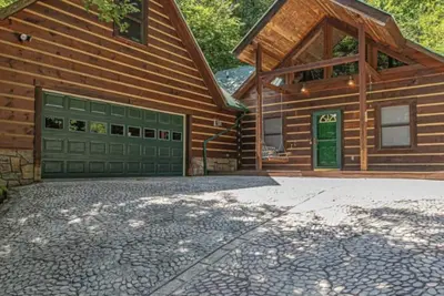Image de Stunning & Fresh 3/2 Cabin in spacious forested lot with stream & goldfish pond