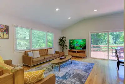 Image de Large 5br House w\/ Backyard, Deck, and Patio