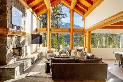 Image de Luxe Stand-Alone Home w/ Mountain Views & Hot Tub