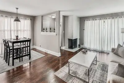 Image de Stylish & Updated 3br ✦2 mi to Uptown✦ Poker Table
