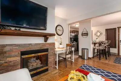 Image de Labor Day Still Open! Walk to Resort & Steps to Free Town Bus Stop+Pool-Hot Tub-Grill-W/D in Unit