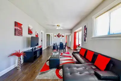 Image de Rubi Lounge: 5br Duplex | 2 Units | Sun Deck Patio & Parking • 8 Min to Downtown