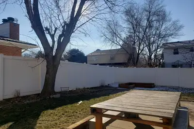 SkiBum Paradise w\/fireplace & large fenced yard (pet friendly! )