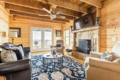 Image de $149 Aug MidWeek Sale+Brow+2 KingSuites+HotTub+Pet+GR8Coffee