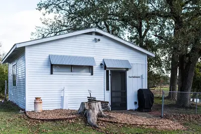 Image de Farmhouse bed and bath with pool and hot tub