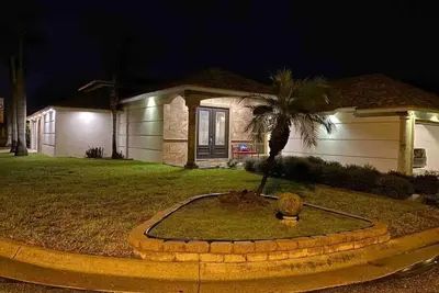 Image de Close to Beach & SpaceX: King & Queen Beds, Saltwater Pool & Outdoor Grill Oasis