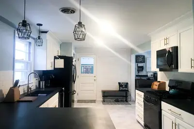 Image de 3 bedroom 2. 5 bath fully renovated quiet home for Eaa