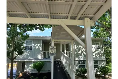 Image de Lake House in front of the bayou