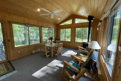 Image de Cute and Cozy Up North Log Cabin
